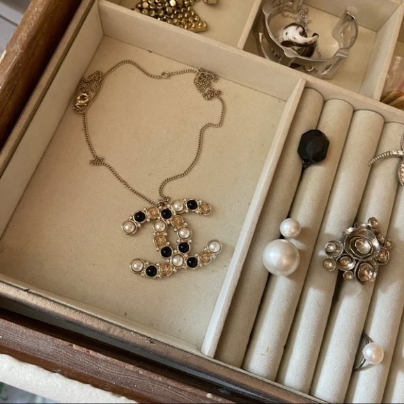 AUTHENTIC RARE - Chanel CC Gold, Black & Pearl Large Pendant Necklace - Picture 11 of 13